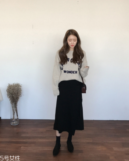 黑色長裙搭配什么上衣？自帶顯瘦效果