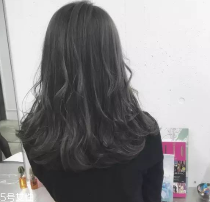 皮膚白的人染什么顏色的頭發(fā)好看？避免冷色調(diào)