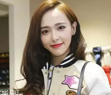 皮膚白的人染什么顏色的頭發(fā)好看？避免冷色調(diào)