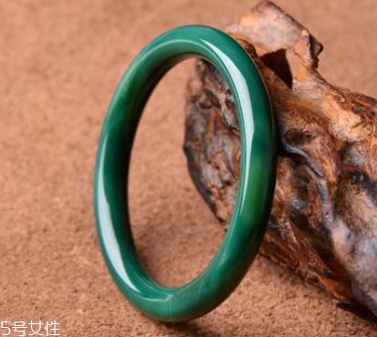 綠水晶手鐲應戴哪只手？左手更好