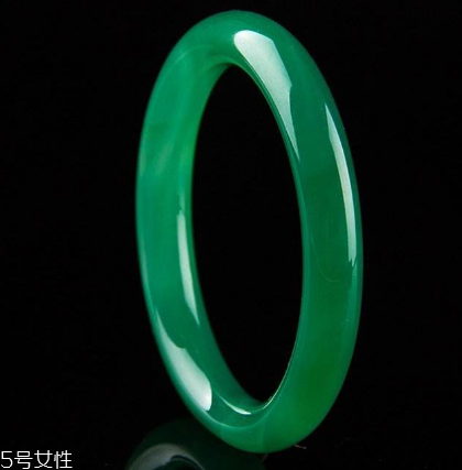 綠水晶手鐲應戴哪只手？左手更好