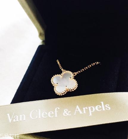 梵克雅寶項鏈可以戴著洗澡嗎？