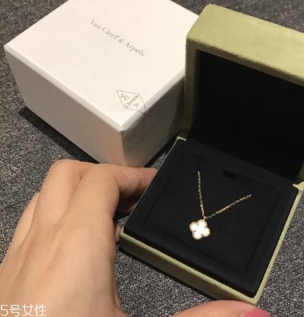 梵克雅寶項鏈可以戴著洗澡嗎？