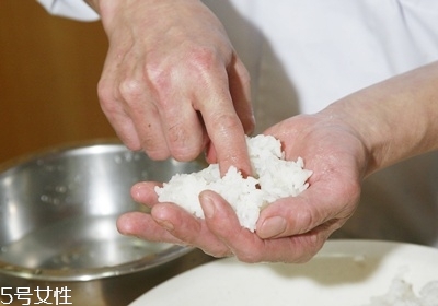 三角海苔飯團怎么包 海苔基本4種包法