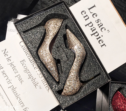 高跟鞋能用水洗嗎？真皮千萬(wàn)不能碰水