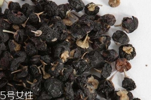 黑枸杞會泡成白色嗎？有這個可能
