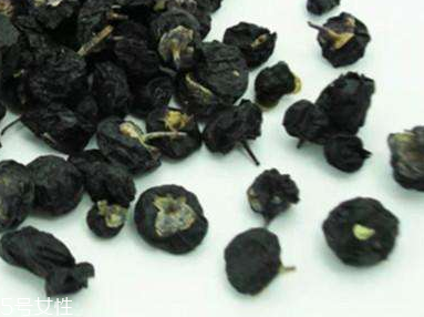 黑枸杞會泡成白色嗎？有這個可能