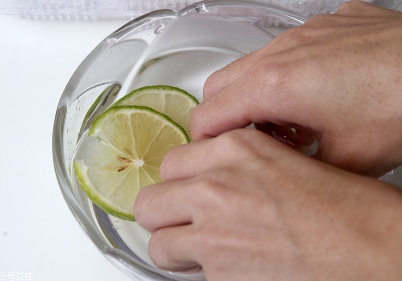 檸檬汁可以去腥嗎 如何用檸檬去腥 檸檬汁可以去腥嗎 如何用檸檬去腥