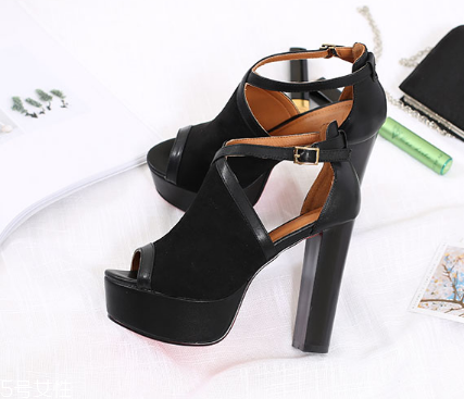 穿高跟鞋如何走路？高跟鞋這樣穿更優(yōu)雅