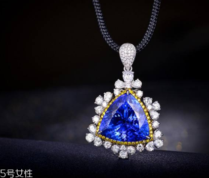 坦桑石和藍寶石有什么區(qū)別？寶石大對比