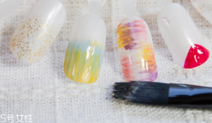 怎么自己在家美甲？4個(gè)步驟打造創(chuàng)意美甲