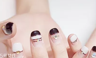 怎么自己在家美甲？4個(gè)步驟打造創(chuàng)意美甲