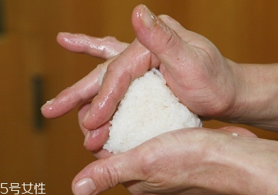 海苔飯團(tuán)的做法圖解 海苔飯團(tuán)不同形狀做法