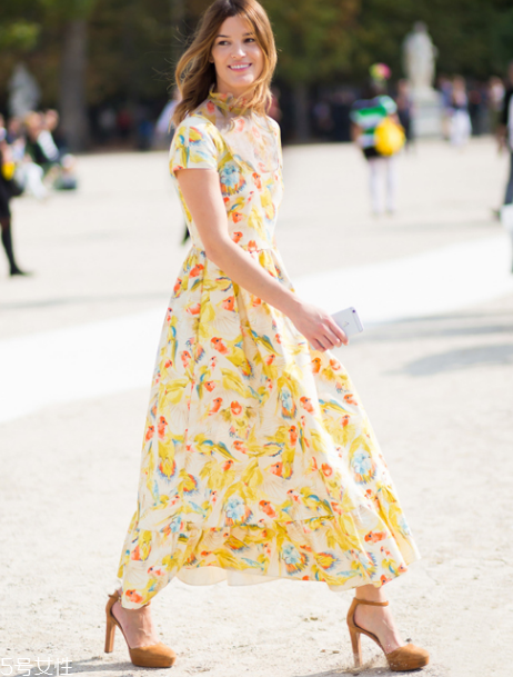 印花單品怎么搭配？感受春夏的浪漫情緣