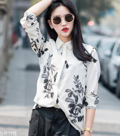 印花單品怎么搭配？感受春夏的浪漫情緣