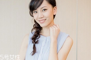 蓬松麻花辮的扎法圖解 三步打造自然不刻意麻花辮 蓬松麻花辮的扎法圖解 三步打造自然不刻意麻花辮