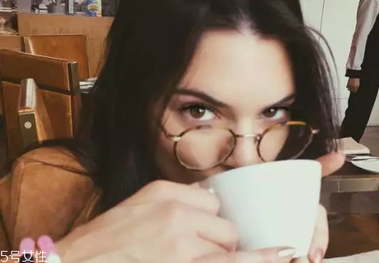 戴眼鏡怎么化妝好看？這么化妝比戴美瞳還美貌