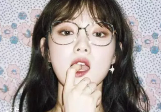 戴眼鏡怎么化妝好看？這么化妝比戴美瞳還美貌