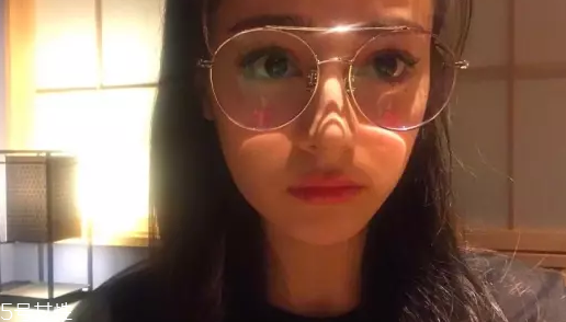 戴眼鏡怎么化妝好看？這么化妝比戴美瞳還美貌