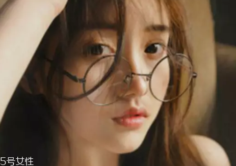 戴眼鏡怎么化妝好看？這么化妝比戴美瞳還美貌