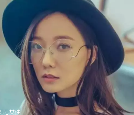 戴眼鏡怎么化妝好看？這么化妝比戴美瞳還美貌