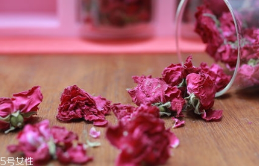 平陰玫瑰和金邊玫瑰的區(qū)別 平陰玫瑰和金邊玫瑰的區(qū)別