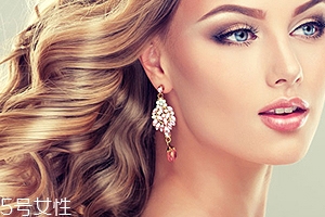 燙發(fā)水怎么使用？自己在家燙發(fā)簡單操作流程