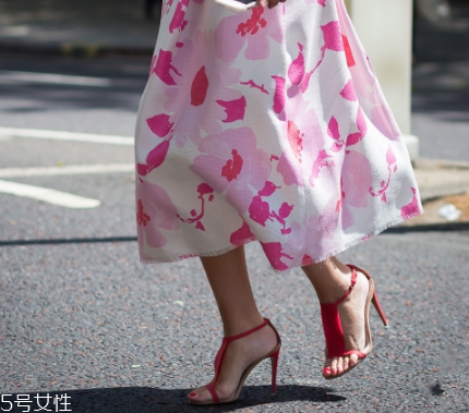 高跟鞋一走一掉怎么辦？高跟鞋要跟腳才舒適