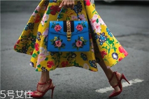 高跟鞋一走一掉怎么辦？高跟鞋要跟腳才舒適