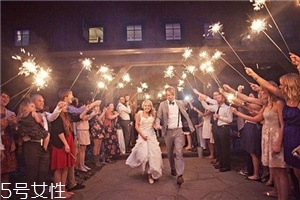 參加婚禮穿什么鞋子？?jī)?yōu)雅與時(shí)髦并存