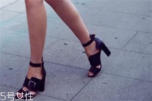 粗跟高跟鞋怎么搭配？春夏必備穿搭