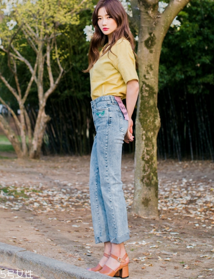 粗跟高跟鞋怎么搭配？春夏必備穿搭