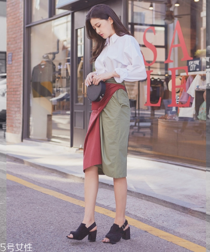 粗跟高跟鞋怎么搭配？春夏必備穿搭