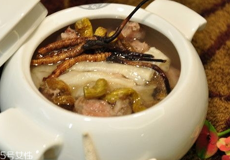 土茯苓可以和什么煲湯 土茯苓煲老龜大補(bǔ) 土茯苓可以和什么煲湯 土茯苓煲老龜大補(bǔ)