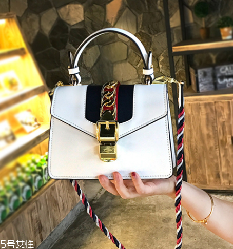 白色單品怎么搭配？春日里的璀璨之星