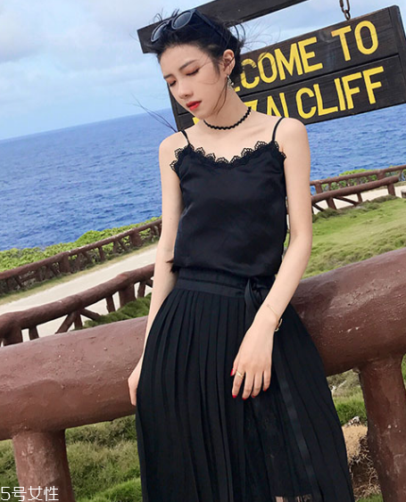 平胸穿什么衣服好看？性感的平胸穿搭