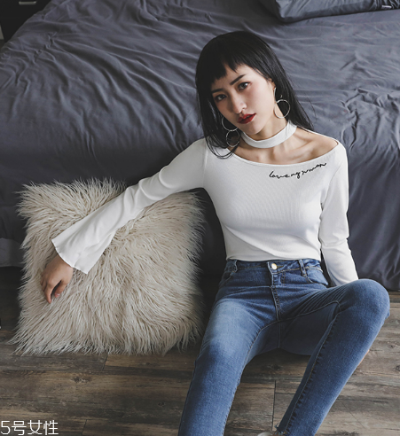 平胸穿什么衣服好看？性感的平胸穿搭