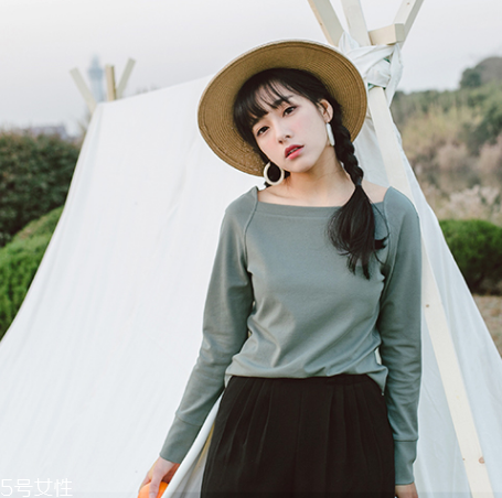 平胸穿什么衣服好看？性感的平胸穿搭