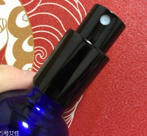 純露可以當(dāng)噴霧嗎？隨時(shí)為你補(bǔ)充水分