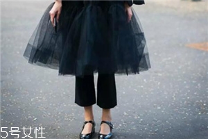 裙子搭配褲子好看嗎？打開時尚的新方式