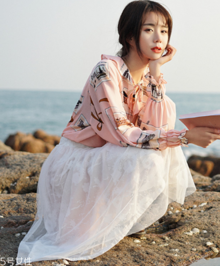 裙子搭配褲子好看嗎？打開時尚的新方式