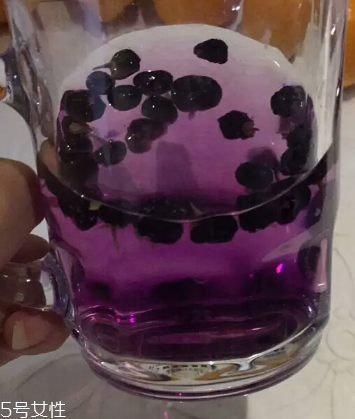 黑枸杞為什么是藍(lán)色？花青素的原因