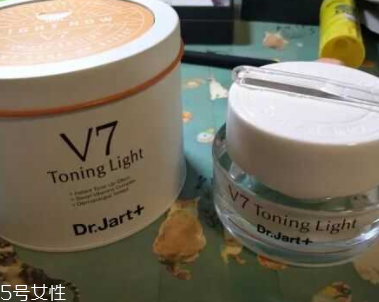 面霜和素顏霜可以同時(shí)用嗎？面霜用量不要太多