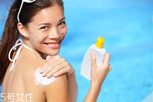 防曬噴霧和隔離哪個(gè)先用 有防曬功效的隔離霜可以單獨(dú)使用 防曬噴霧和隔離哪個(gè)先用 有防曬功效的隔離霜可以單獨(dú)使用