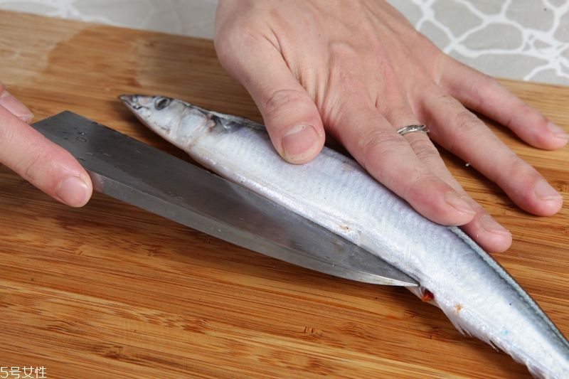 秋刀魚(yú)怎么處理 秋刀魚(yú)怎么去刺