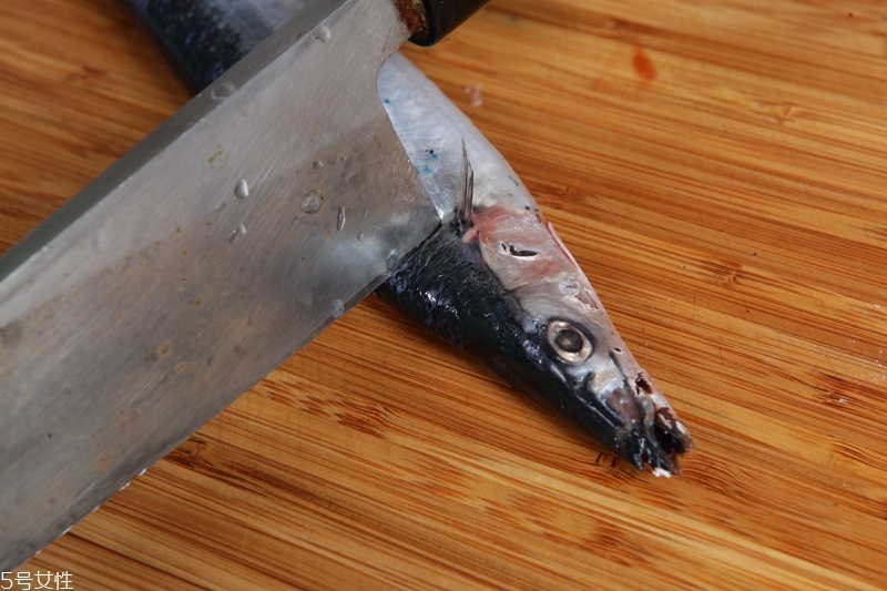 秋刀魚(yú)怎么處理 秋刀魚(yú)怎么去刺