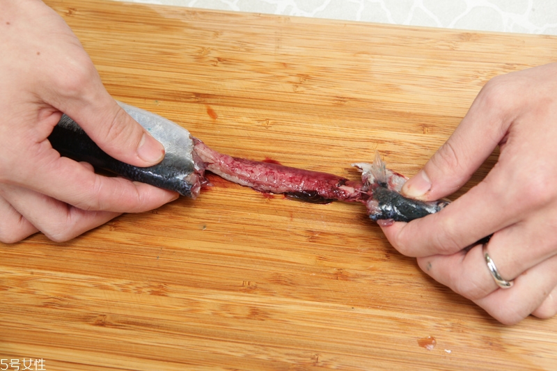 秋刀魚(yú)怎么處理 秋刀魚(yú)怎么去刺