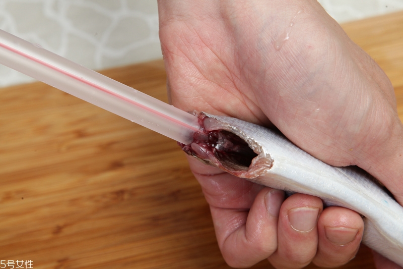 秋刀魚怎么處理 秋刀魚怎么去刺 秋刀魚怎么處理 秋刀魚怎么去刺