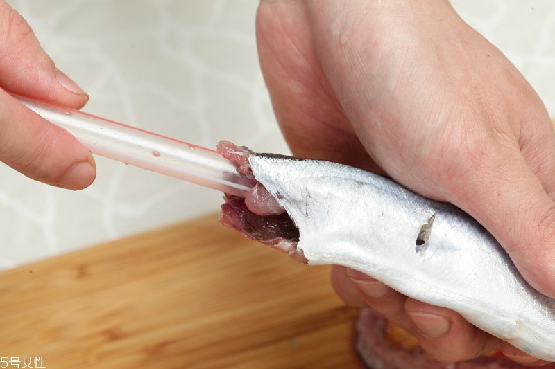 秋刀魚怎么處理 秋刀魚怎么去刺 秋刀魚怎么處理 秋刀魚怎么去刺