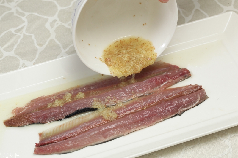 秋刀魚怎么處理 秋刀魚怎么去刺 秋刀魚怎么處理 秋刀魚怎么去刺